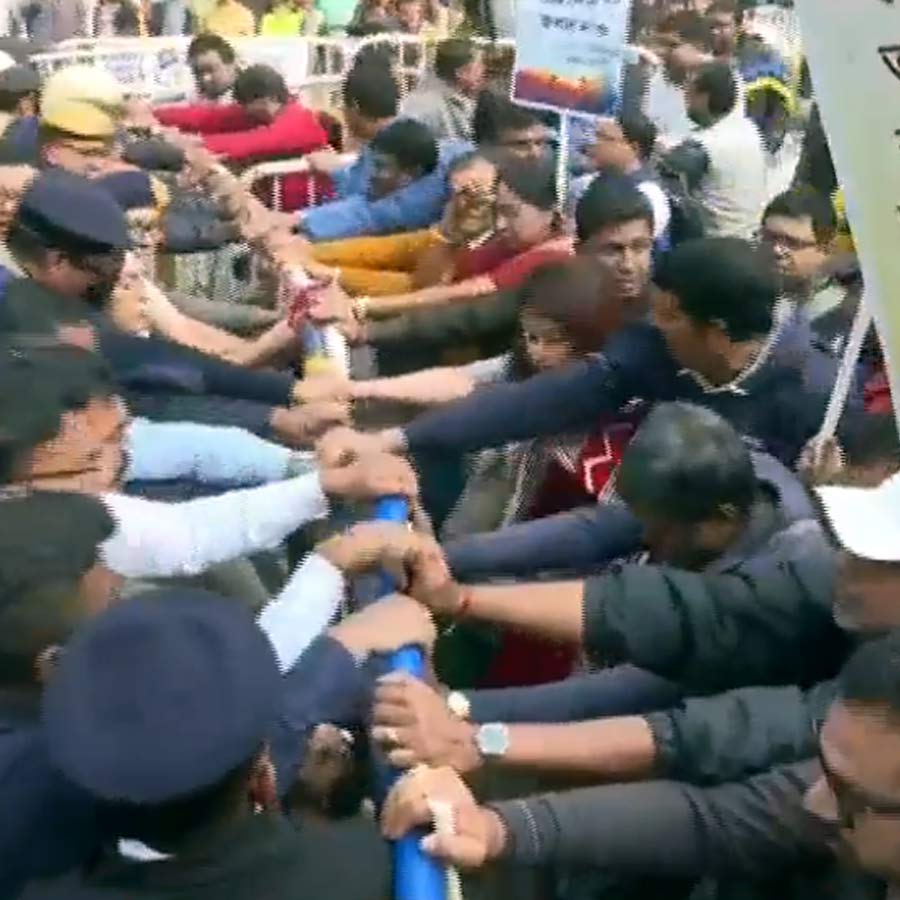 Some BLO protest again in front of the CEO\'s office