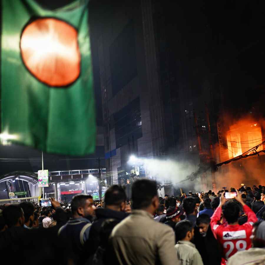 গত বৃহস্পতিবার রাতে তাণ্ডব চলে ঢাকায়। ভাঙচুর এবং অগ্নিসংযোগ করা হয় বাংলাদেশের সংবাদপত্রের দফতরেও।