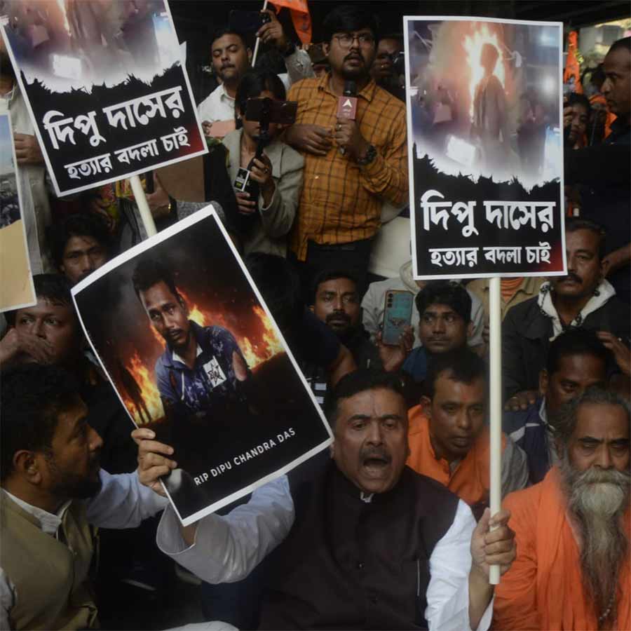 কলকাতায় বাংলাদেশ ডেপুটি হাই কমিশনের কাছে বিক্ষোভে বিরোধী দলনেতা শুভেন্দু অধিকারী।