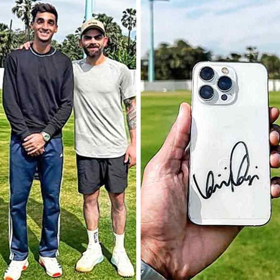 Virat Kohli signed a bowler's iPhone cover