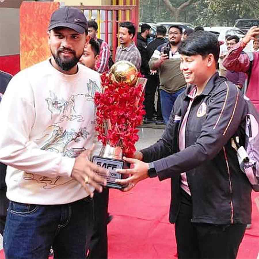 নজরে: সাফ চ্যাম্পিয়নশিপ ট্রফি নিয়ে অ্যান্টনি। সোমবার।