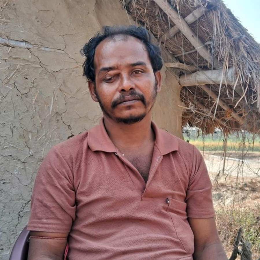 বন দফতরের হয়ে বাঘ তাড়াতে গিয়ে বাঘের কামড়েই ডান চোখ নষ্ট হয় গণেশ শ্যামলের। মেলেনি সরকারি সাহায্য।