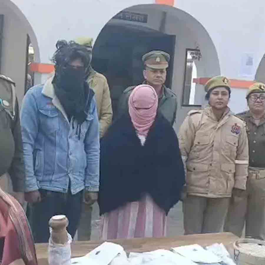 অভিযুক্ত মহিলা রুবি (ডান দিকে) এবং তাঁর প্রেমিক গৌরবকে (বাঁ দিকে) গ্রেফতার করেছে পুলিশ। ছবি: সংগৃহীত।