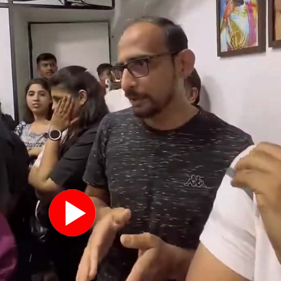 Video of Parents Alleging Against Mumbai School Principal Made Obscene Remark When Asked About Fee Hike dgtl