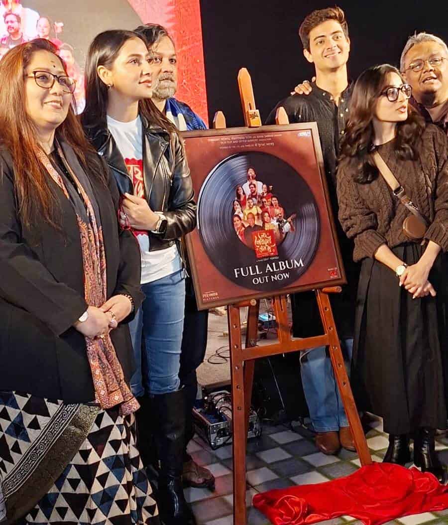 গানের অ্যালবামমুক্তিতে টিম ‘লহ গৌরাঙ্গের নাম রে’।