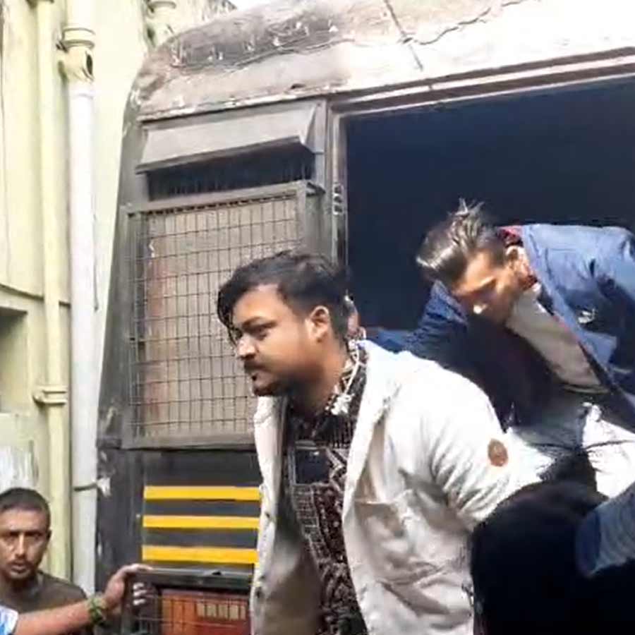 আদালতে হাজির করানো হচ্ছে দোষীদের। মঙ্গলবার রানাঘাট মহকুমা আদালতে।