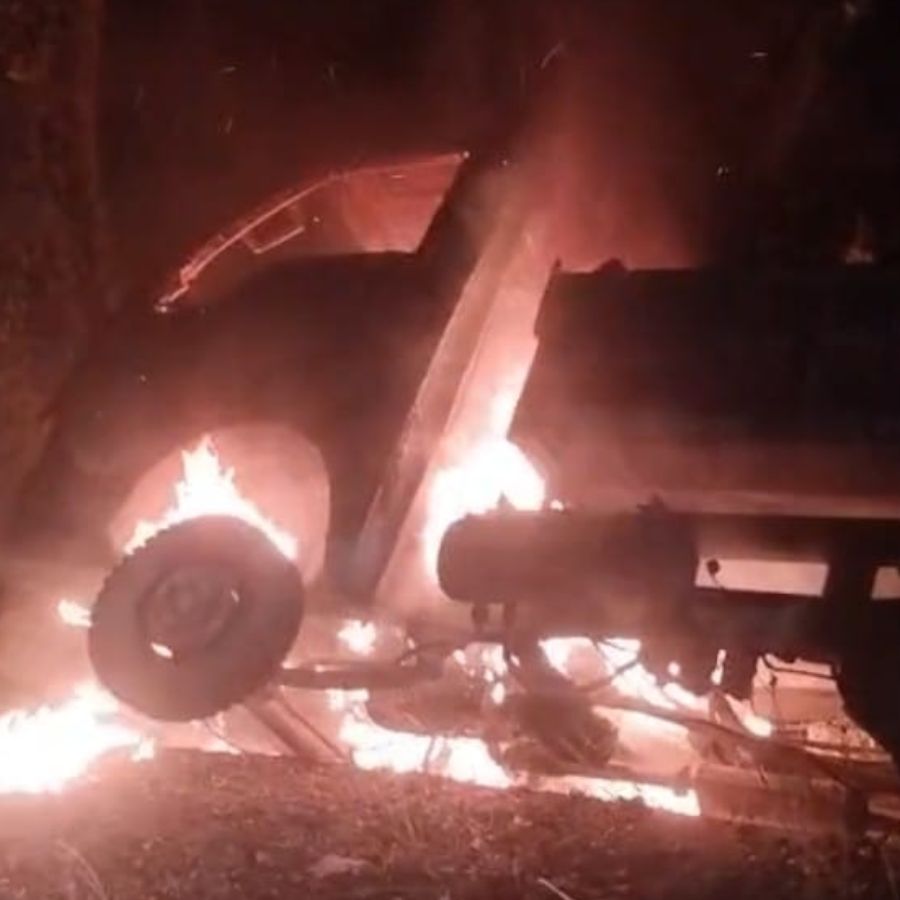 স্থানীয় বাসিন্দারা অভিযুক্ত গাড়িচালকের গাড়ি জ্বালিয়ে দেন।