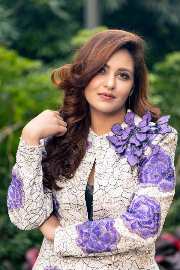 সঙ্গে হালকা মেকআপ আর যৎসামান্য অলঙ্কার দিয়ে সেজে নিতে পারেন। প্রিয়াঙ্কা যেমন সাদা রঙের ঝোলা দুল পরেছেন, আপনি মভ দুলেও সাজতে পারেন। কেউ কেউ আবার একেবারেই গয়নাগাঁটি পছন্দ করেন না। কেবল গাঢ় লিপস্টিক আর হালকা মেকআপ দিয়ে সাজ সম্পূর্ণ করতে চান। কেউ চুল খোলা রাখেন, কেউ বা পনিটেল করে নেন।