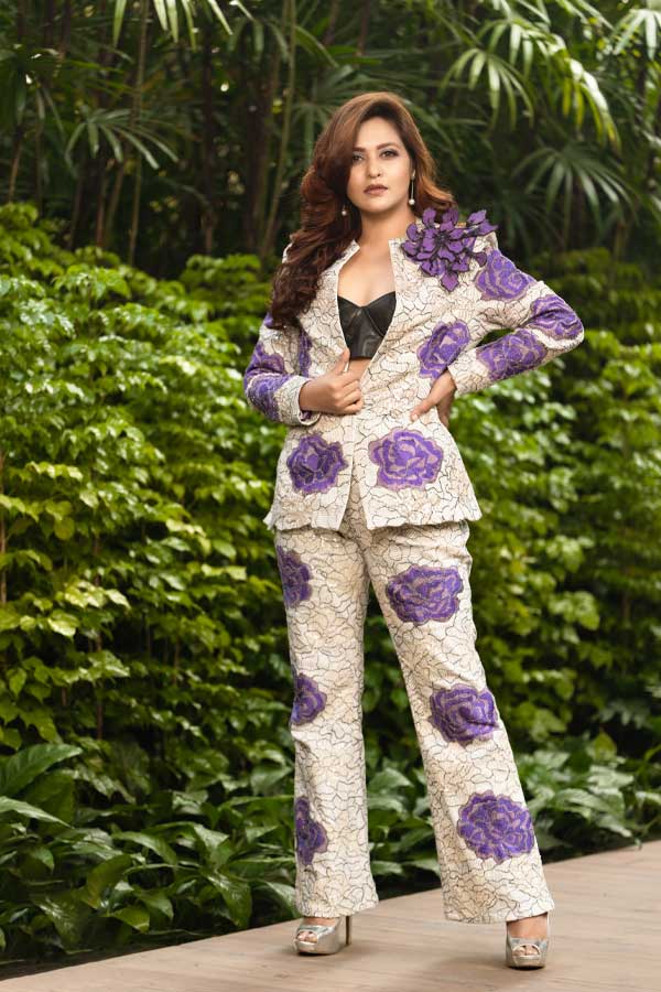 শীতের দুপুরে বাইরে খাওয়াদাওয়া করতে গেলে বা দুপুরে বন্ধুদের সঙ্গে আড্ডা দিতে গেলে খানিক হালকা রঙের উপর ভরসা করতে পারেন। ঠিক যেমন ভাবে সাদা আর মভ রঙের পোশাক পরেছিলেন প্রিয়াঙ্কা। ‘উইন্টার ব্রাঞ্চেস’ থিম এখন সাজসজ্জার দুনিয়ায় বেশ জনপ্রিয় হয়েছে। আর তাই সে কথা মাথায় রেখে প্রিয়াঙ্কা সেজেছেন প্যান্ট স্যুটে।