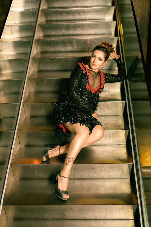 প্রিয়াঙ্কা যেমন উঁচু করে চুল বেঁধেছেন, আপনিও তেমন ভাবেও সাজতে পারেন। নয়তো টপবান, খোলা চুলেও ভরসা রাখা যায়। নিজের চুলের দৈর্ঘ্য অনুযায়ী সেজে নিতে হবে। মেকআপেও হালকা মেটালিক লুক বেশ মানানসই হবে। চোখে থাকতে পারে স্মোকি আই-এর আমেজ। উৎসবের দিনে নৈশপার্টির সাজ এ ভাবেই নজরকাড়া করে নেওয়া যেতে পারে।