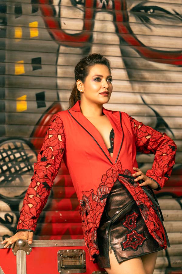 ক্লাবের পার্টি থেকে ডেট-নাইট, অথবা দিনের বেলায় কোনও পার্টিতে যোগদান করতে হলে এই ধরনের পোশাক সেরা পছন্দ হতে পারে। শীতের উদ্যাপনে লম্বা একটি বুট পরে নিতে পারেন প্রিয়াঙ্কার মতো। অথবা হাই হিলও পরা যেতে পারে। চাইলে জ্যাকেটের বোতাম খুলে নিতে পারেন। তা হলে ব্রালেট বা বিকিনি টপের কাজ আরও বেশি স্পষ্ট হবে।