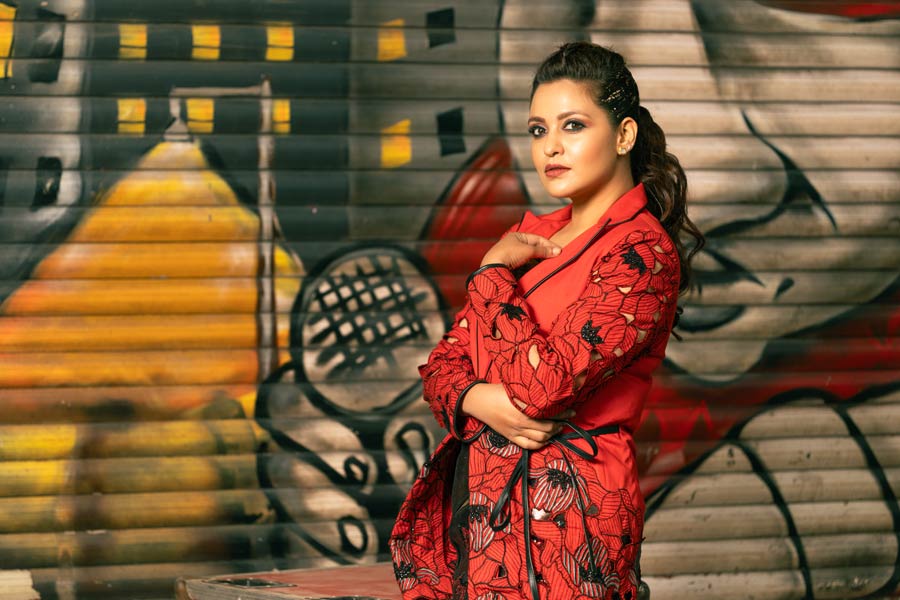 পোশাকের আনুষঙ্গিক সাজেও লালের ছোঁয়া রাখতে পারেন। ঠোঁটের সাজে লাল লিপস্টিক, কানে প্রিয়াঙ্কার মতো মুক্তো না পরে লাল বেছে নিতে পারেন। কেউ বা লাল টুকটুকে ব্যাগ ব্যবহার করেও ক্রিসমাসের আমেজ আনতে পারেন নিজের সাজে। শীতের পার্বণের এমন সাজে বাহুল্যের ছোঁয়াও যেমন রয়েছে, তেমনই অতি সাজের অস্বস্তিও থাকে না।