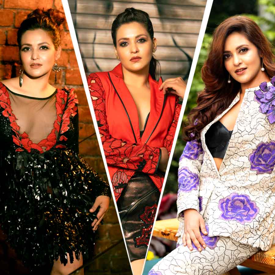 আলমারিবন্দি শীতের পোশাক আলো দেখতে শুরু করেছে। বড়দিন থেকে বর্ষপূর্তি, নতুন বছরের শুরু— একটানা নানাবিধ উপলক্ষে একের পর এক পার্টির নিমন্ত্রণ। আপনি পোশাকও কিনবেন, পুরনো পোশাক দিয়ে লেয়ারিংও করবেন। হয়তো রংও স্থির করে ফেলেছেন। কিন্তু নতুন কোনও রাস্তা খোঁজার চেষ্টা করছেন। আনন্দবাজার ডট কম-এর জন্য পোশাকশিল্পী অভিষেক দত্ত নিজের তৈরি নানা জিনিসে সাজালেন অভিনেত্রী প্রিয়াঙ্কা সরকারকে। এ বারের শীতে কত রকমের রং সাজে ব্যবহৃত হতে পারে, তারই ঝলক দিতে চাইলেন অভিষেক।