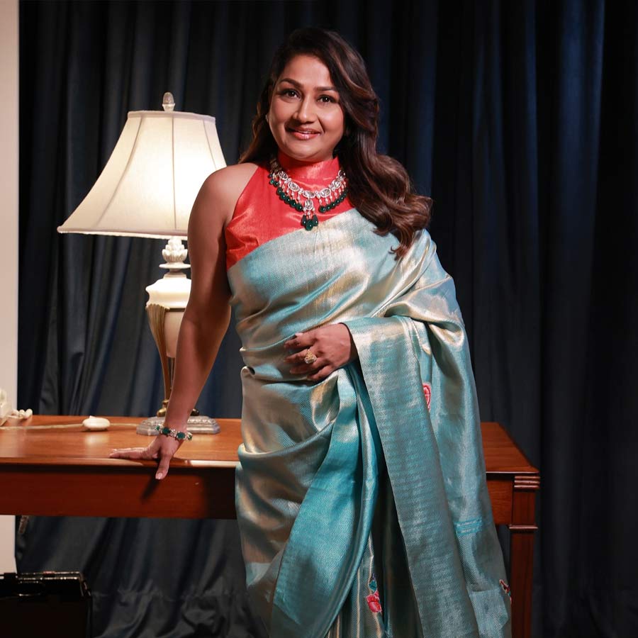 বেনারসি, কাঞ্জিভরম যত্নে রাখার কৌশল শেখালেন ডলি।