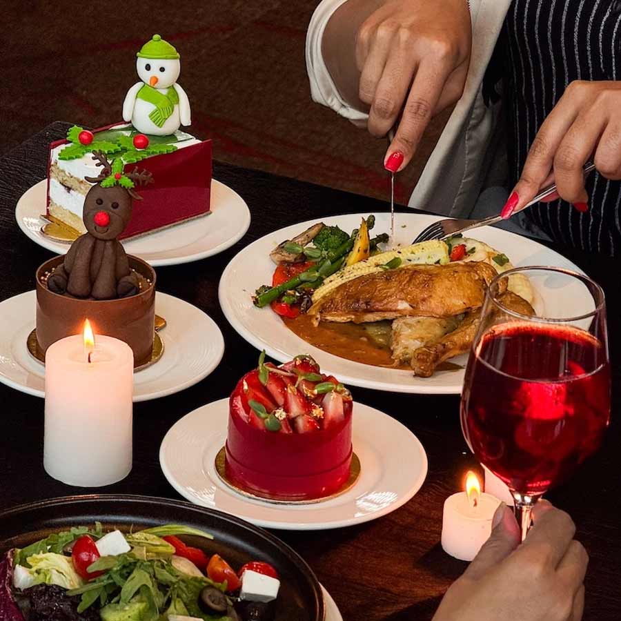 দেশি থেকে কন্টিনেন্টাল খাবারের হরেক সম্ভার।