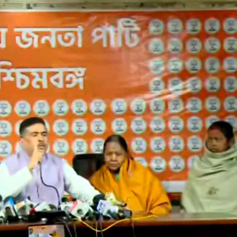 শুভেন্দু অধিকারীর সাংবাদিক বৈঠকে মৃত হরগোবিন্দ দাসের স্ত্রী পার্বতী (গায়ে হলুদ চাদর)।