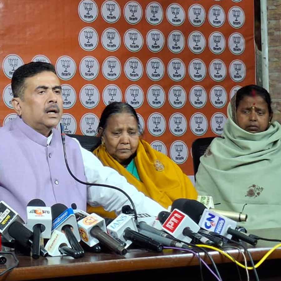 শুভেন্দু অধিকারীর সাংবাদিক বৈঠকে মৃত হরগোবিন্দ দাসের স্ত্রী পারুল (গায়ে হলুদ চাদর)।