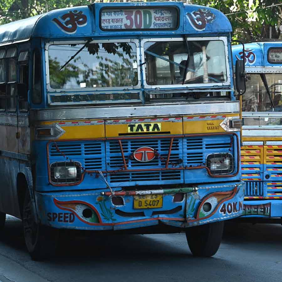 ১৫ বছরের পুরনো বাস চলবে রাস্তায়, তবে মানতে হবে শর্ত।