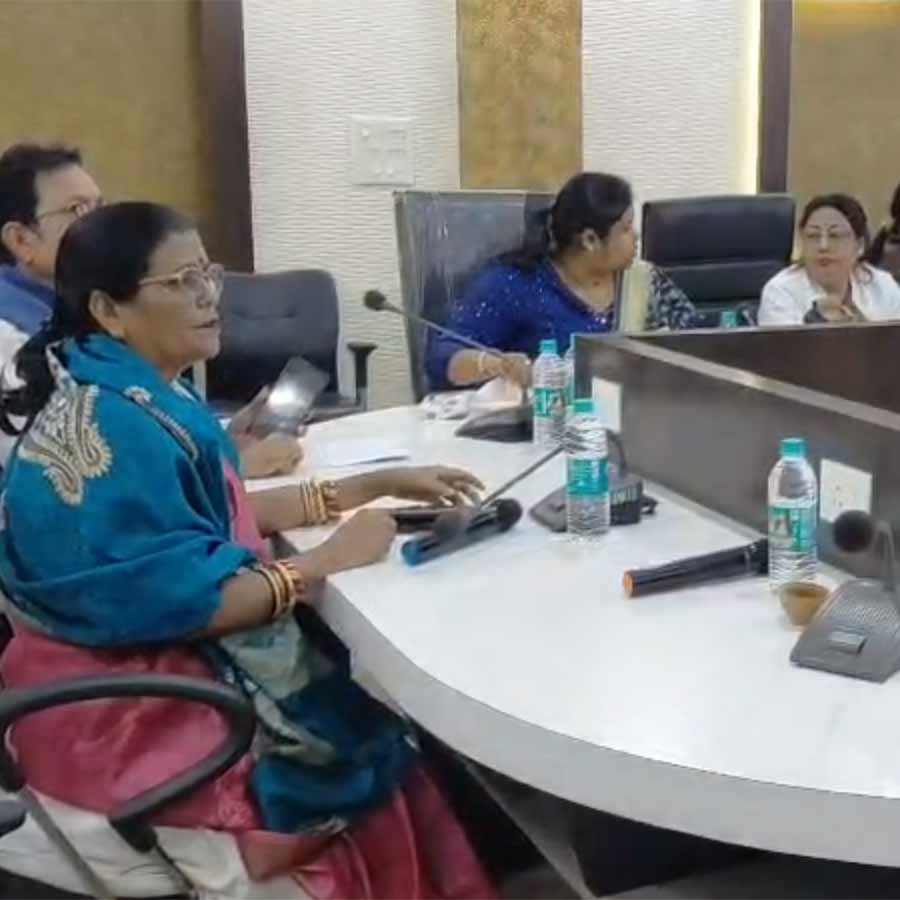 পুরপ্রতিনিধিদের সঙ্গে বৈঠকে পুরপ্রধান কল্যানী ঘোষ।