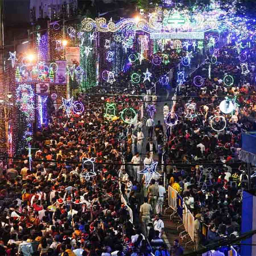 বড়দিনে পার্ক স্ট্রিটে মানুষের ভিড়।