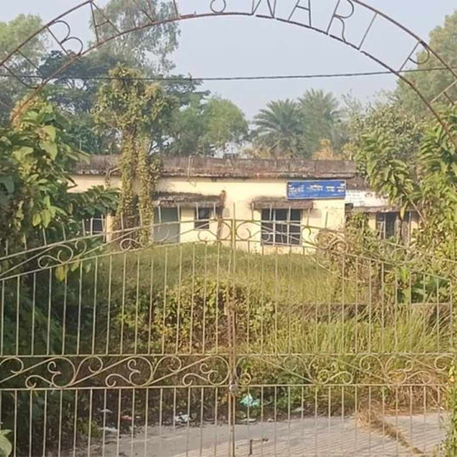 কুলতলির মৈপীঠে ভুবনেশ্বরী প্রাথমিক স্বাস্থ্যকেন্দ্র। অভিযোগ, এখানে চিকিৎসার সরঞ্জাম থাকলেও পরিকাঠামো তেমন ভাবে গড়ে ওঠেনি।