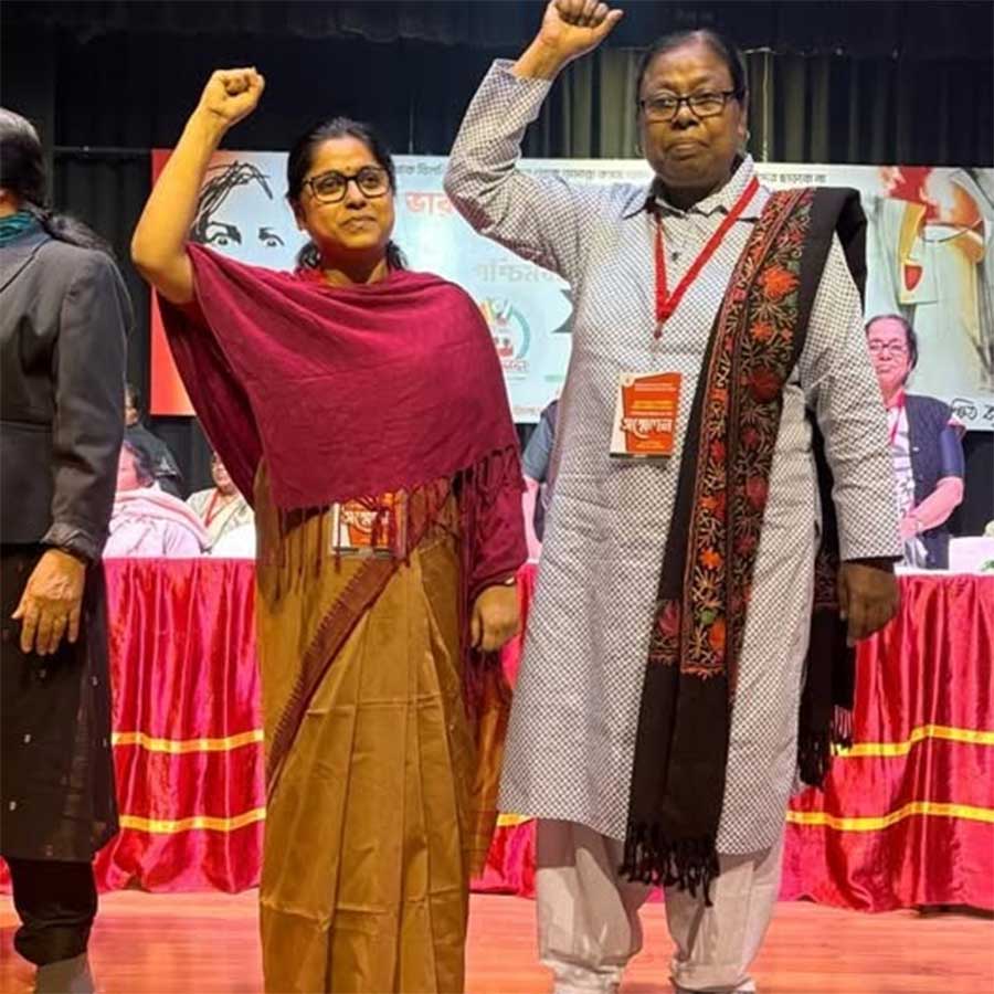 গণতান্ত্রিক মহিলা সমিতির রাজ্য সম্মেলন শেষে নতুন রাজ্য সম্পাদক মোনালিসা সিনহা এবং পুনর্নির্বাচিত রাজ্য সভানেত্রী জাহানারা খান।