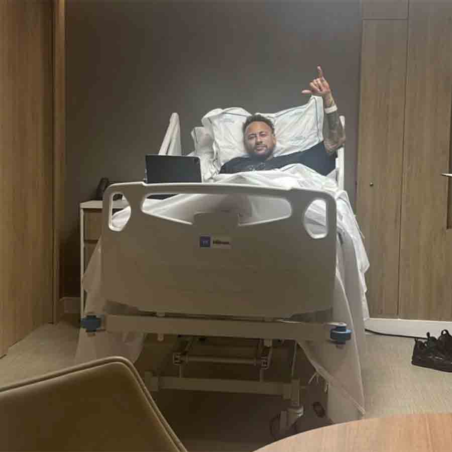 আশ্বাস: বাঁ-পায়ের হাঁটুতে সফল অস্ত্রোপচারের পরে নেমার। 