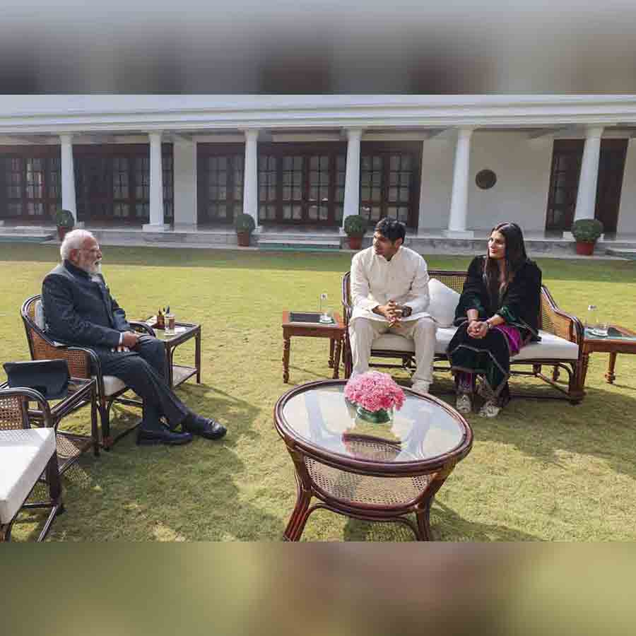 আলাপচারিতা: প্রধানমন্ত্রী নরেন্দ্র মোদীর সঙ্গে নীরজ ও হিমানী। x