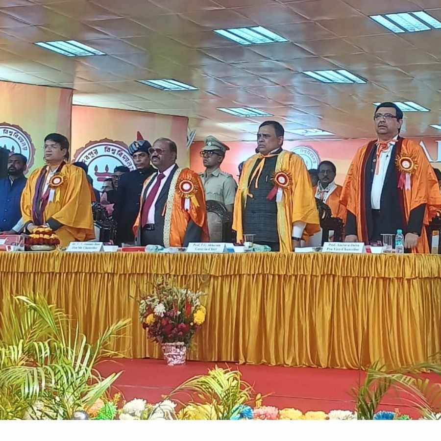 নির্দিষ্ট সময়েই শুরু হয় সমাবর্তনের অনুষ্ঠান।