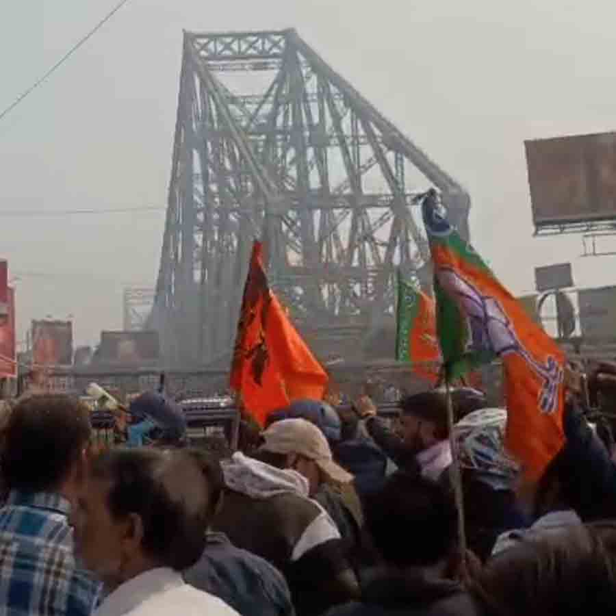 Tension in Howrah Bridge area over BJP\'s program amid Bangladesh situation