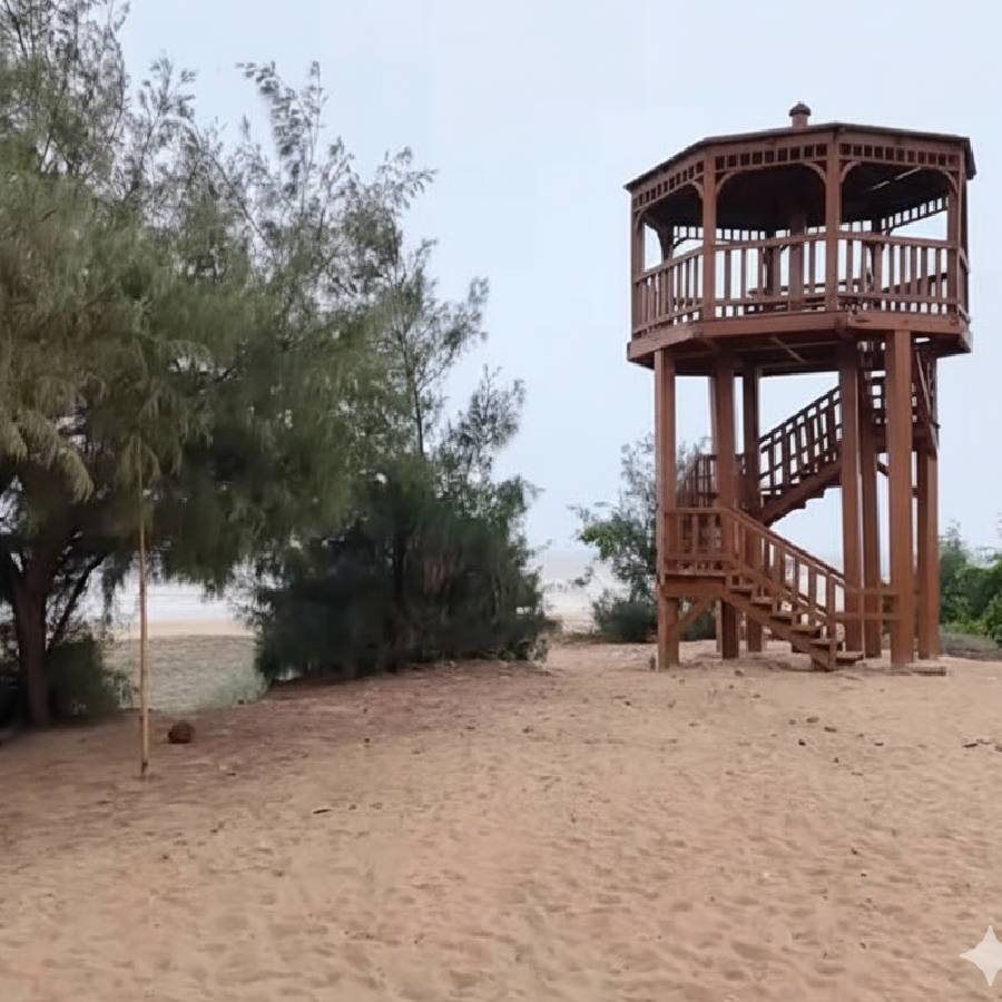 সৈকতে রয়েছে নজরমিনার। সেখান থেকে দূর-দূরান্ত পর্যন্ত উপভোগ করা যাবে।