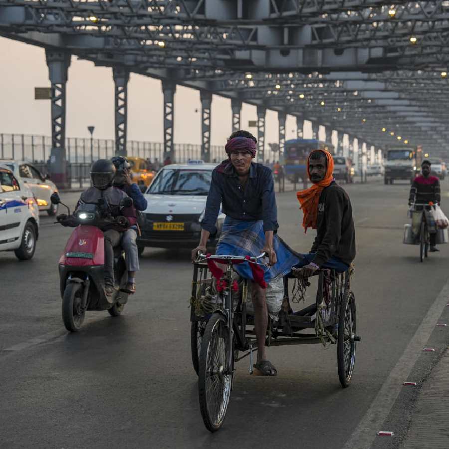 সকালে কলকাতার রাস্তায় শীতের আমেজ।