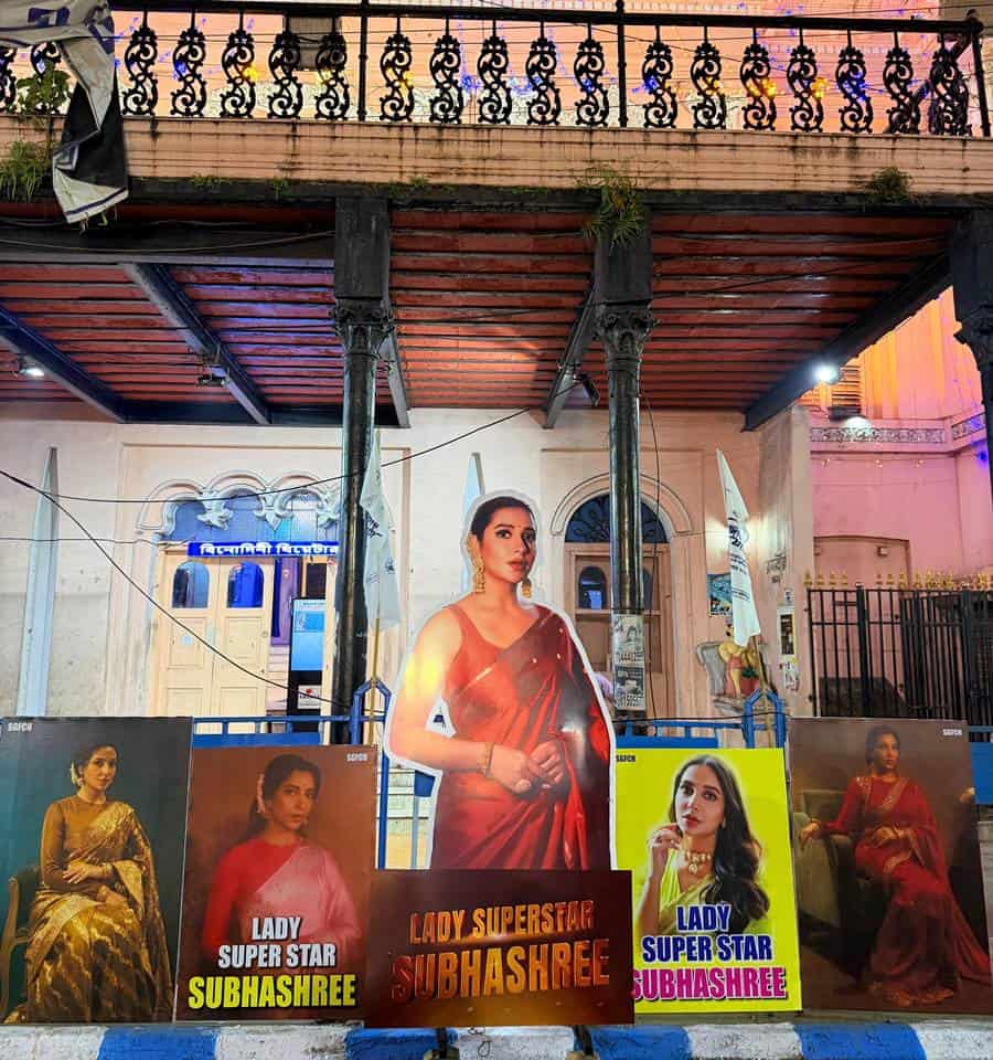 বিনোদিনী প্রেক্ষাগৃহের (স্টার থিয়েটার) সামনে সাজানো শুভশ্রী গঙ্গোপাধ্যায়।