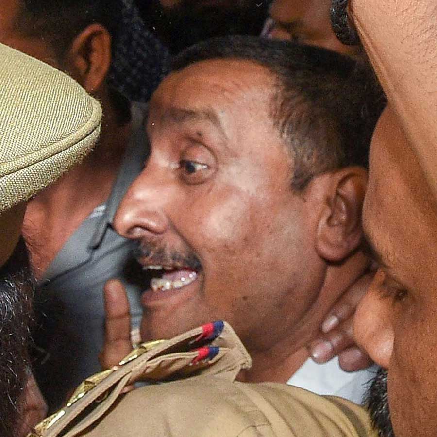 Unnao survaivor and her mother protests Kuldeep Sengar bail at India gate