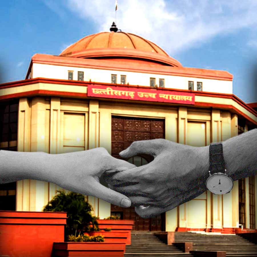 কারও হাত ধরে টেনে ‘আমি তোমাকে ভালাবাসি’ বললে সম্ভ্রমহানি হয়, জানাল ছত্তীসগঢ় হাই কোর্ট।