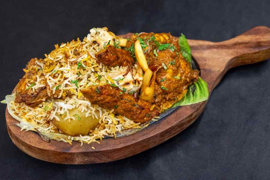 বিরিয়ানি ক্যান্টিনের স্পেশ্যাল মোগলাই সিজ়লার।