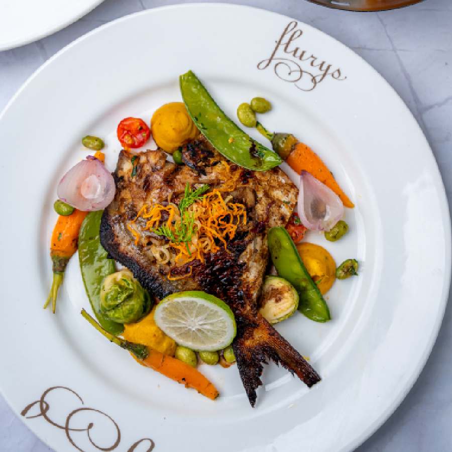 ফ্লুরিজ়ের বড়দিনের মেনুতে পাবেন স্পাফ্‌ড বেকড পমফ্রেট।