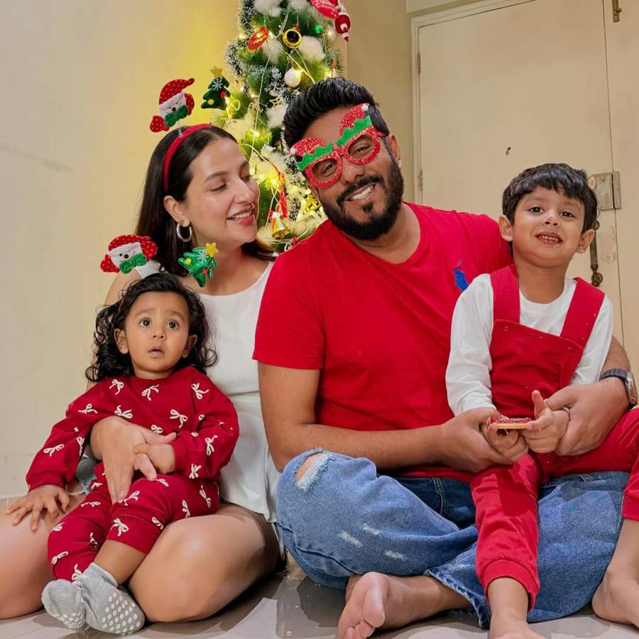 বড়দিনে সপরিবার রাজ চক্রবর্তী।