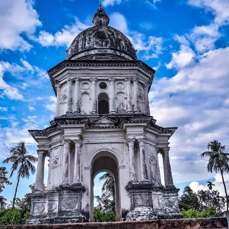 চঁচুড়ায় ডাচদের গোরস্থান, স্মৃতিসৌধ ঘুরে নিতে পারেন।