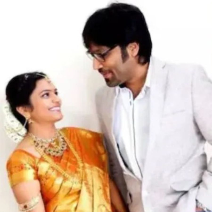 স্ত্রীর সঙ্গে সন্দীপ। 