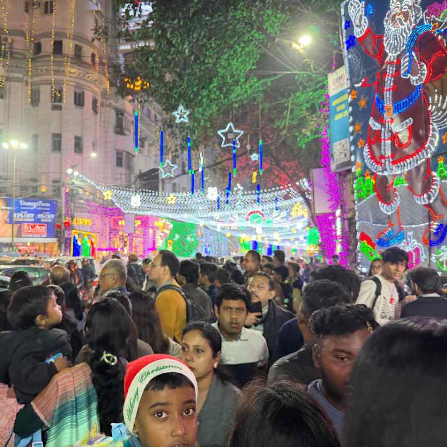 বুধবার রাতে পার্ক স্ট্রিটে ভিড়।