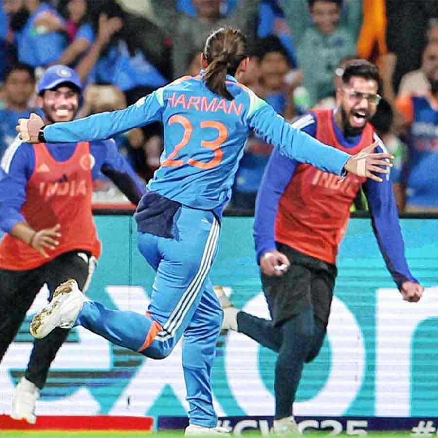 উড়ান: বিশ্বকাপ জয়ের পর অধিনায়ক হরমনপ্রীত কউরের উচ্ছ্বাস। ২ নভেম্বর।