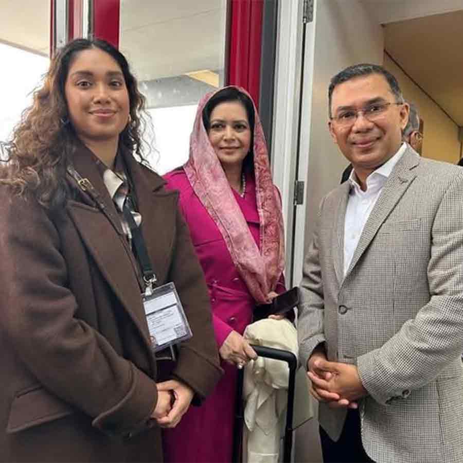 বাংলাদেশের বিমান ধরার আগে লন্ডনের হিথরো বিমানবন্দরে বিএনপি-র ভারপ্রাপ্ত চেয়ারম্যান তারেক রহমান।