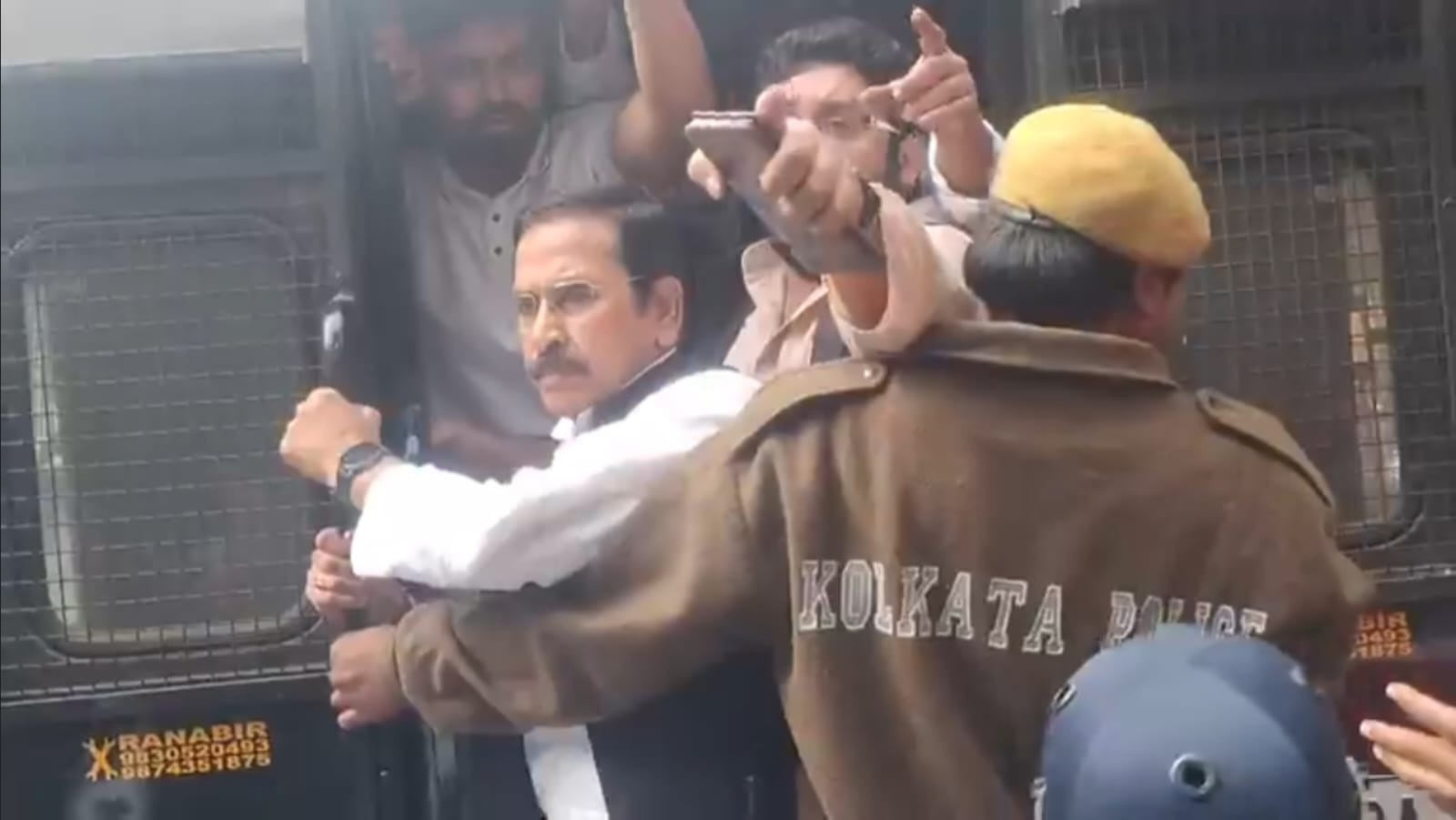 লোকভবনের সামনে গ্রেফতার প্রদেশ কংগ্রেস সভাপতি শুভঙ্কর সরকার।