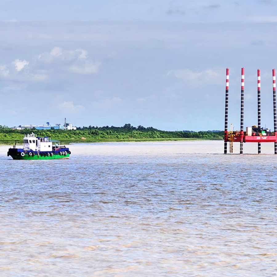 সেতু তৈরির জন্য মুড়িগঙ্গা নদীতে চলছে মাটি পরীক্ষা।