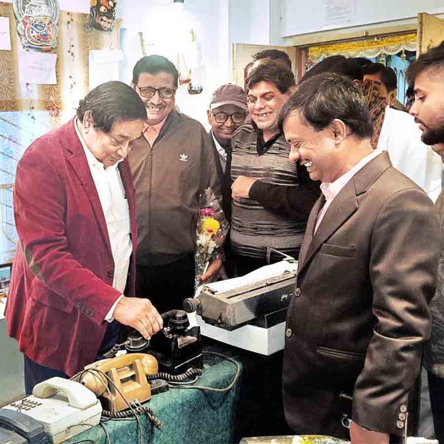 প্রদর্শশালার অন্দরে।