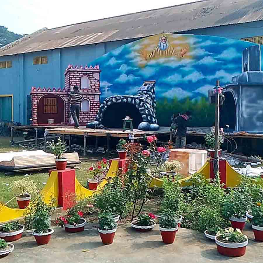 সেজে উঠেছে রানাঘাট বেগোপাড়া ক্যাথলিক গির্জা।বুধবার।