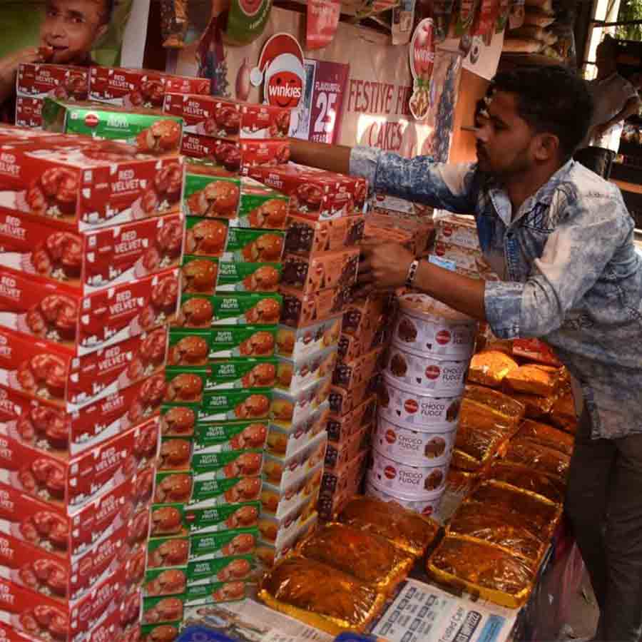 কেকের পসরা। দুর্গাপুরে সিটিসেন্টারে।