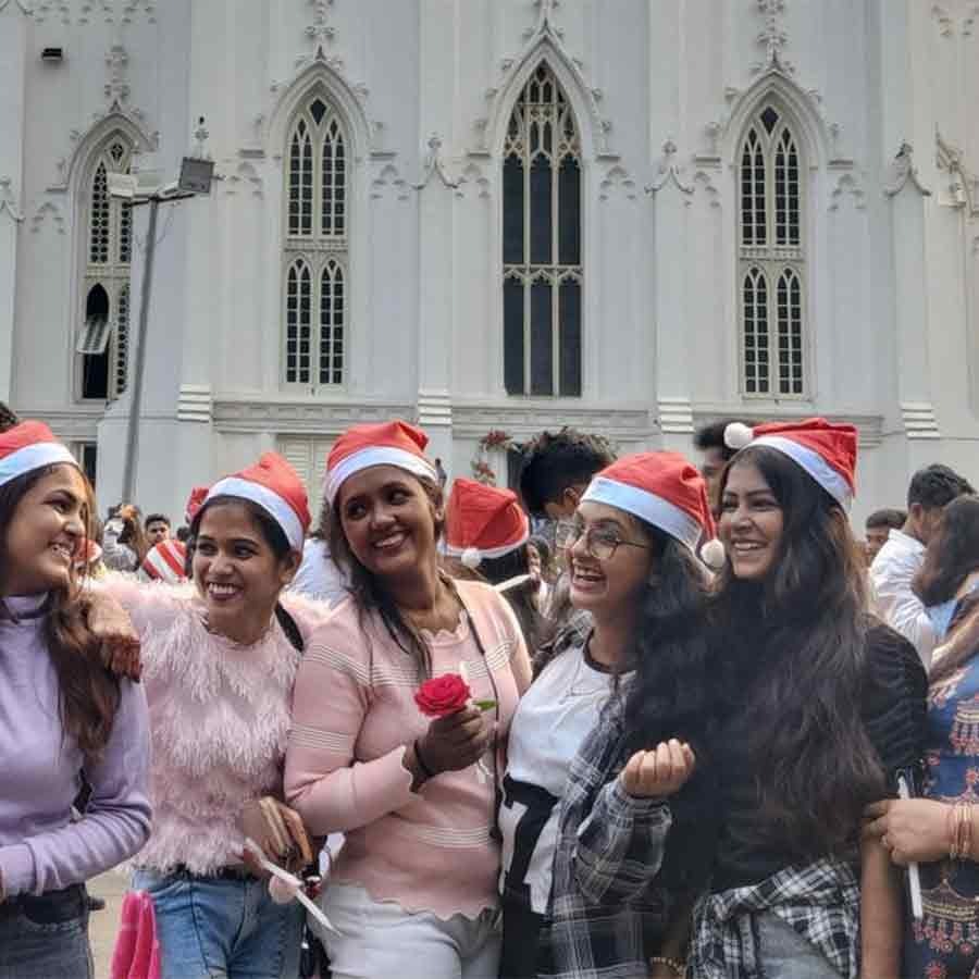 বড়দিনে সেন্ট পল্‌স ক্যাথিড্রালের সামনে নিজস্বী তোলার হিড়িক।