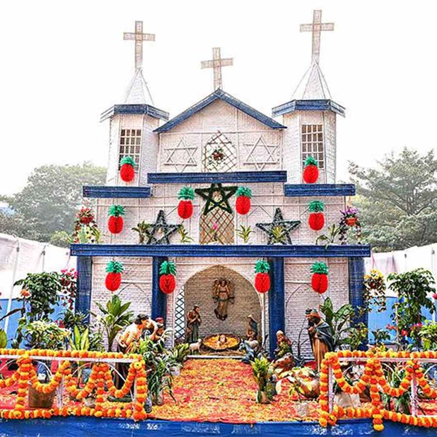 বড়দিন উপলক্ষে সাজানো হয়েছে জিশুর জন্মের কাহিনি। বুধবার, কেষ্টপুরের মিশনবাজারে।